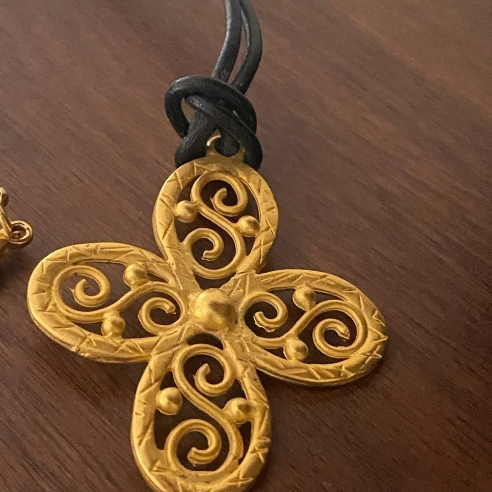 𝅺gold tone choker style necklace on leather cord